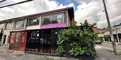 Amplio local comercial con ubicación privilegiada cerca al Centro Comercial Galerías, una zona de alto tráfico y gran potencial. El local cuenta con un metraje ideal para mencionar el tipo de negocio que se adecúa al espacio, por ejemplo restaurante, boutique, oficina, etc. Disfruta de la cercanía al CAI del sector, lo que brinda mayor seguridad y tranquilidad para tus clientes. Además, cuenta con excelentes vías de acceso como la carrera 30 y la calle 53, facilitando la llegada de proveedores y visitantes. ¡No dejes pasar esta oportunidad única!.