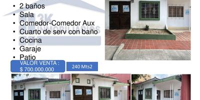 Casa en venta Cuenta con 3 habitaciones , 2 baños , sala , comedor , comedor aux , cuarto de serv con baño , garaje , patio , cocina ,  Tiene un area de 240 Mts2