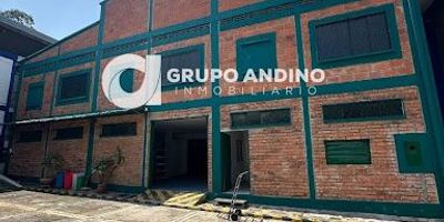 Bodega en arriendo en Bucaramanga, Santander, ubicada en el consolidado Parque Industrial El Bueno, sector Granada Sur. Este inmueble de 885 m² de área construida ofrece un espacio funcional para su empresa. Dispone de 4 baños y 3 parqueaderos, facilitando las operaciones diarias. La propiedad cuenta con servicio de vigilancia, proporcionando un entorno seguro. Con 5 años de antigüedad, la bodega se presenta como una opción estratégica para negocios que buscan expansión o reubicación en la ciudad. El canon de arriendo es de $15.000.000. Para conocer detalles adicionales o programar una visita a esta bodega en Bucaramanga, puede contactarnos vía WhatsApp, explorar las opciones de contacto o ver los teléfonos disponibles.