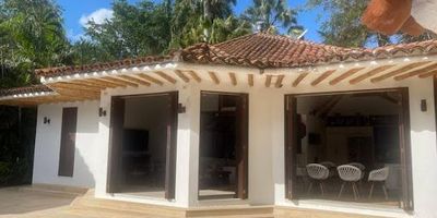 Te presentamos esta espectacular casa campestre ,perfecta para vacacionar o vivir en un clima privilegiado, ubicada en un exclusivo condominio, ofrece in ambiente tranquilo y rodeado de naturaleza,Cuenta con una amplia zona social ,excelente iluminación natural y ventilación ,ademas de acceso directo a una hermosa piscina ,También dispone de un kiosco ideal para reuniones y eventos ,un hermoso jardín con zona verde ,perfecto para el descanso y la conexión con la naturaleza  .La casa tiene dos habitaciones grandes cada una con baño privado ,brindando comodidad y privacidad ,completamente equipada y lista para habitar .