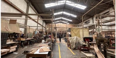 Bodega Esquinera – Zona Industrial de Fontibón

Área Total Construida: 2.215 m²
Terreno: 60 mts x 27 mts (1.620 m²)

Características principales:


 Área libre triple altura: 60 mts x 22 mts (1.320 m²)

 
  Altura: 9 mts a base de cercha y 12,80 mts a cumbrera
 
 
 Mezanine: 28,30 mts x 5,11 mts (144,66 m²)
 Área de oficinas y servicios: 895 m² distribuidos en 3 niveles
 Accesos: Dos portones de acceso con medidas de 4,42 mts de altura y 4,86 mts de ancho
 Pisos: Alta resistencia, ideales para actividades industriales y almacenamiento de alta carga
 Capacidad eléctrica: 75 KVA, adecuada para operaciones con alto consumo energético


Ubicada en una zona industrial estratégica de Fontibón, esta bodega es perfecta para empresas que requieren un amplio espacio operativo, oficinas, y facilidad de acceso.
