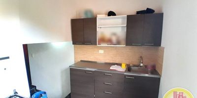 Código: 4657. 2° y 3° Piso en edificación de 3 pisos. Acceso al inmueble: Directo a la vía y escalas. Casa dividida en 1 apartaestudio y 1 apartamento con entrada independiente. El apartaestudio del segundo piso cuenta con: 1 Alcoba, baño cabinado en vidrio, cocina integral, patio y sala. El apartamento en tercer piso cuenta con: 2 Alcobas, 1 closet, 1 baño cabinado en acrílico, sala comedor y cocina integral.