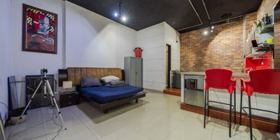 Descubre este encantador local ubicado en una zona privilegiada de la ciudad. Con una superficie de 52 metros cuadrados y un baño, este espacio ofrece infinitas posibilidades para emprender tu próximo proyecto. Su ubicación estratégica garantiza una alta afluencia de público, convirtiéndolo en una inversión ideal para tu negocio. No pierdas la oportunidad de hacer realidad tus sueños empresariales en este lugar lleno de potencial. ¡Contáctanos para más información y agenda una visita!