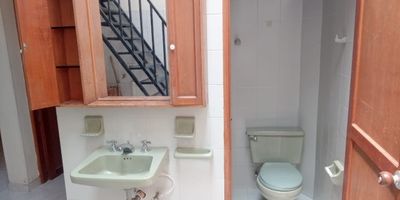 Casa de 3 habitaciones, 1 closet, 2 patios, 1 baño, cocina integral, red de gas muy amplia, se puede para local por valor de canon de 7.000.000 
cod. 2068