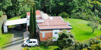 Casa en Venta, Santa Rosa de Cabal 

¡Vive rodeado de naturaleza y confort en Santa Rosa de Cabal!

A solo 5 minutos de la iglesia La Milagrosa, se encuentra esta espectacular casa que combina amplias zonas verdes con un diseño funcional y acogedor. Con un lote de 2.000 m² y una construcción de 200 m², esta propiedad es ideal para quienes buscan tranquilidad, espacio y una excelente ubicación.

Características destacadas:

Cocina remodelada con acabados modernos.

Sala y comedor en espacios independientes, perfectos para el confort familiar.

Amplia terraza de 40 m², ideal para reuniones, descanso o disfrutar del paisaje.

Estudio u oficina, perfecto para el trabajo en casa.

Alcoba principal con baño privado y walk-in closet.

Dos alcobas auxiliares con baño completo compartido.

Parqueadero con capacidad para hasta 8 vehículos.

Patio de ropas oculto y depósito.

La propiedad cuenta con todos los permisos de construcción y planos disponibles, garantizando tranquilidad jurídica y técnica.

El entorno natural, las excelentes vías de acceso y el diseño funcional hacen de esta casa una excelente opción tanto para vivir como para invertir.