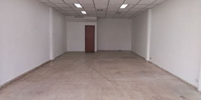 Oportunidad de inversión en Cartagena: Local comercial en venta ubicado en el barrio El Bosque, Bolívar. Este inmueble de 78 m² construidos y 1 baño se encuentra estratégicamente situado en la TV 51 41 20, una zona de estrato 3 con excelente afluencia. Actualmente está rentado, lo que lo convierte en una opción atractiva para quienes buscan un retorno sobre su inversión. Su funcionalidad y ubicación en Cartagena, Bolívar, son puntos clave para cualquier actividad comercial. Para conocer más detalles o coordinar una visita, puede comunicarse por WhatsApp, usar la opción "Quiero que me contacten" o consultar "Ver teléfonos".