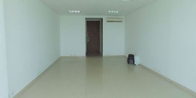 Oficina en venta en el barrio Manga, Cartagena, Bolívar. Ubicada en el Edificio Twins Bay, piso 22, esta oficina ofrece 56 m² con vista a la bahía. Incluye un baño, un depósito y un parqueadero privado. Con 12 años de antigüedad, el edificio cuenta con vigilancia. Precio de venta: $350,000,000. Es una oportunidad ideal para su negocio o inversión en Cartagena. Contáctenos para más información vía WhatsApp, quiero que me contacten, o ver teléfonos.