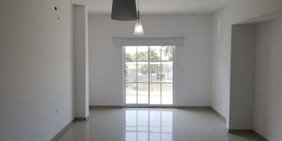 Amplio apartamento en venta en Cartagena, Bolívar, en el consolidado barrio Campestre. Este inmueble de Estrato 4 cuenta con 100 m² de área construida, distribuidos en 3 habitaciones y 3 baños. Dispone de una cómoda sala comedor, cocina integral y dos balcones que brindan luz natural. Con una antigüedad de 6 años, este apartamento es una excelente opción para vivir en Cartagena. Su precio de venta es de $460,000,000. ¿Interesado en este apartamento en Cartagena? Contáctenos para más información o para agendar su visita. Puede usar WhatsApp, solicitar que le contacten o ver los números de teléfono disponibles.
