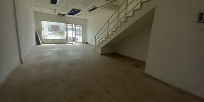Se vende local comercial en Cartagena, Bolívar. Ubicado en el barrio San Isidro sobre vía principal, este local de 106 m² es ideal para su negocio. Cuenta con dos niveles, ofreciendo versatilidad en su distribución, y dispone de dos baños para comodidad de clientes o personal. Con una antigüedad de 31 años, se encuentra en un sector estratégico de Cartagena. Este local en venta en San Isidro, Cartagena, tiene un precio de $424,000,000. Para más detalles o coordinar una visita, utilice las opciones de WhatsApp, quiero que me contacten o ver teléfonos.