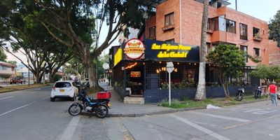 Codigo 18422. Este edificio esquinero está ubicado en una de las zonas comerciales más dinámicas y estratégicas del sur de la ciudad, sobre la prestigiosa 9na. Ideal para inversionistas, ya que ofrece una excelente rentabilidad y visibilidad.Características:Área Lote: 249 m²Área Total Construida: 584 m²Distribución:Piso 1: Local esquinero alquilado, perfecto para un negocio con alta afluencia de clientes.Piso 2: 2 aparta estudios alquilados, generando ingresos constantes.Piso 3: 2 aparta estudios alquilados, ideal para continuar con la rentabilidad del inmueble.Piso 4: Terraza techada (mitad del área techada), ideal para montar un nuevo negocio o proyecto comercial. Espacio versátil para diferentes usos.Este edificio ofrece una excelente oportunidad para continuar con el flujo de ingresos actual o modificar según las necesidades del comprador. ¡No pierdas esta oportunidad de invertir en una de las mejores zonas comerciales del sur!