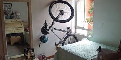 Casa en venta en Itagí con tres habitaciones, dos closets, sala-comedor, cocina integral, dos baños, zona de ropas y red de gas. Ubicado en urbanización cerrada con parque infantil, parqueadero común y fácil acceso a excelentes rutas de transporte. Cerca de supermercados y otros servicios esenciales. Contáctanos en Epicasa para conocer más y agendar tu visita.