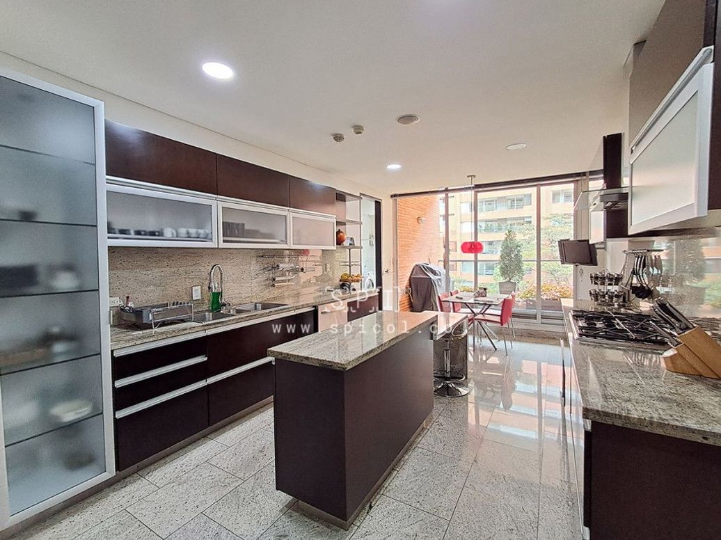 Apartamento de 3 alcobas en venta en Los Rosales, Bogotá, 300 m² · foto 11 de 20