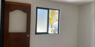 Area 76 mtrs, 3 alcobas, 2 baños, sala comedor, cocina, patio, 2 piso interno
