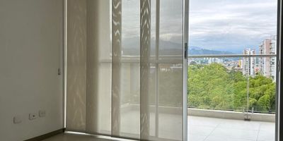 Apartamento en Arriendo y Venta en Unidad cerrada en Dosquebradas en sector tranquilo, de poco flujo vehicular, transito de solo residentes con buenos acabados, cuenta con salacomedor, pisos en Ceramica, tres habitaciones y dos baños, cocina integral meson en granito, estufa y calentador a gas, zonas de ropas. La unidad cuenta con piscina,  gimnasio, salón comunal, saunaturco, parques infantiles, zonas verdes, placa polideportiva y un parqueadero. Vigilancia y portería las 24 Horas. Inmuebles sujetos a verificación de disponibilidad.
