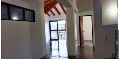 Área 74mtrs, 2 alcobas, 2 baños, sala comedor, cocina, mansarda, 3 piso