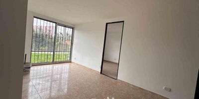 [VEN] ID HOUM: 148544

En Houm te ayudamos de forma fácil y segura. Los beneficios de comprar con nosotros:
    • Te ayudamos a conseguir financiamiento a través de una asesoría personalizada
    • Mediación y seguimiento de todo el proceso
    • Ponemos a tu disposición profesionales en notariado, registro y asesoría jurídica
¡Solo te preocupas de las firmas!

Departamento en venta, ubicado en el barrio Alto del Medio, con una superficie construida de 45.00 m² y superficie total de 50.00 m². 

Sus principales características son:

    • 4 dormitorios
    • 2 baños
    • No Admite mascotas
    • 1 parqueadero
    • Año de construcción: 2010
            
Además, el inmueble cuenta con las siguientes amenidades:

    • Salón de eventos
    • Vigilancia 24 hrs

Si compras con nosotros, te brindamos asesoría personalizada durante todo el proceso.
Más que una inmobiliaria, somos Houm.
*Aplican T&C