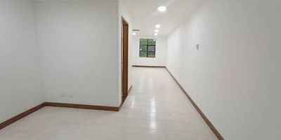 Oficina para arriendo, ubicada en torre empresarial sobre la avenida del poblado, su cercanía con hoteles, entidades bancarias, notarias, restaurantes y servicio de transporte publico hacen de este inmueble una excelente opción para ti tu equipo de trabajo y tus clientes 