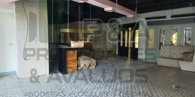 ¡Excelente oportunidad de negocio en el corazón de Poblado!
Se arrienda local comercial de 138m2 en la zona más vibrante y dinámica de Medellín, a escasos metros de importantes centros comerciales, restaurantes, cafés y otros establecimientos. 
Este espacio está listo para convertirse en su próximo punto de ventas, oficina o emprendimiento. Cuenta con acabados de primer nivel, amplia iluminación natural, baños completamente renovados y fachada llamativa para atraer clientes.  

No deje pasar esta oportunidad única de ubicarse en uno de los sectores con mayor dinamismo comercial e institucional de la ciudad. Llame o escríbanos hoy mismo para agendar una visita. ¡El futuro de su negocio está aquí!