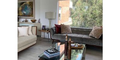 Área 280 metros cuadrados más dos terrazas, vendo apartamento remodelado, club house, linda vista verde y a la ciudad, sala con chimenea a gas, comedor, cocina abierta, cuarto y baño de servicio, estar de TV, estudio, baño social, cuatro habitaciones (tres con baño privado, principalcon walk-in closet y terraza), tres parqueaderos, dos depósitos, pisos en madera, puerta de seguridad. APTS - C DOS
