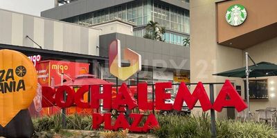 Venta de local comercial dentro del Centro comercial Bochalema Plaza, el centro comercial está ubicado sobre la Av. Panamericana (vía Popayán-Cali), es una vía de tráfico constante y el primer Centro Comercial ubicado antes de ingresar a la ciudad, cuenta con grandes y reconocidas marcas y continuo a ciudad Bochalema, uno de los barrios mas grandes de la ciudad de Cali, asegurando afluencia de público permanente,  el local se entrega en obra gris para ser adecuado de acuerdo a la necesidad, separa tu cita ya.
Distribución de los locales:
3 locales anclas
1 local para supermercado
11 locales plazoleta de comidas.
44 locales comerciales