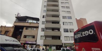 ¡Claro! Este inmueble se encuentra en una ubicación privilegiada en el centro, en un noveno piso que ofrece una vista espectacular. Cuenta con tres habitaciones, cada una equipada con clóset, lo que proporciona un excelente espacio de almacenamiento. Además, hay un baño social para mayor comodidad.

La sala comedor es amplia y luminosa, perfecta para disfrutar de momentos en familia o con amigos, y cuenta con un balcón que permite disfrutar del aire fresco. La cocina está muy bien dotada, ideal para quienes disfrutan cocinar. También incluye una zona de ropas y un cuarto de servicio con baño, lo que añade funcionalidad al espacio.

La iluminación natural es una de las grandes ventajas de este inmueble, creando un ambiente acogedor y agradable. Y, por supuesto, cuenta con ascensor, lo que facilita el acceso al piso. ¡Es una opción excelente para quienes buscan comodidad y ubicación! Si necesitas más información o tienes alguna pregunta, no dudes en decírmelo. ?
