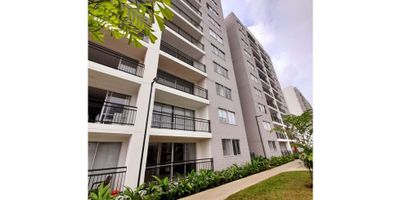 DESCRIPCION:

Se alquila lindo apartamento en primer piso en ciudad Bochalema conjunto Maple, uno de los proyectos mejor construidos y exclusivos del sector. A solo 5 minutos de Cali, en Hacienda el Verdal, un sector de gran desarrollo urbanístico al sur de Cali. El conjunto se compone de 8 torres de 10 pisos, con 4 apartamentos por piso. 

Goza de un área de 74,86m2, completamente iluminado, fresco, excelentes acabados y una vista externa privada, sala-comedor que conecta con amplio balcón, cocina integral con campana extractora, estufa de cuatro boquillas, horno y barra abierta integrada hacia la sala-comedor, 3 habitaciones todas con closet, principal con balcón, baño privado y Vestier, estudio, baño social, zona de oficios y por ser primer piso con el privilegio de tener patio y parqueadero cubierto en sótano.

El proyecto Maple cuenta con portería, lobby, piscina para niños y adultos, senderos peatonales conectado a zonas verdes, zona de picnic, zona de juegos infantiles, salón social, cancha múltiple recreativa, turco y gimnasio dotado.

CARACTERÍSTICAS GENERALES:

Ubicado en Ciudad Bochalema, zona residencial y de expansión de la ciudad, rodeado de universidades, clínicas, centros comerciales, almacenes de cadena, cerca de zonas gastronómicas y además un gran proyecto de 38 hectáreas que planea generar unos 17.000 empleos.

Bochalema cuenta además con una gran extensión de zonas verdes que permitirán a sus habitantes tener el placer de vivir entre la naturaleza. Por estas y más razones es una de las zonas con mayor valorización en Cali. 

 
