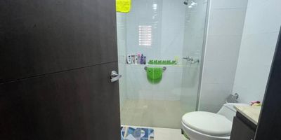 Arriendo  apartamento  de  una alcoba privada, con baño,  sala-comedor,  cocina integral, despensa, zona  de labores,  aire  acondicionado,  cortinas, abanicos,  parqueadero,  piscina, ascensor,  vigilancia  24/7,  cerca  a centros comericiales,  supermecados,  universidades  entre  otros.