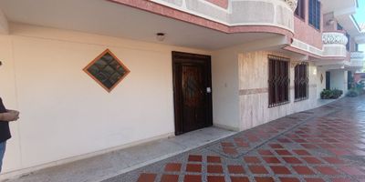 Casa de 4 habitaciones y 4 baños, con 126 metros cuadrados de elegancia y comodidad. Cada rincón de esta propiedad ha sido cuidadosamente diseñado para brindar un ambiente acogedor y sofisticado. Con amplios espacios, cocina moderna, este hogar es ideal para aquellos que buscan lujo y confort. Además, cuenta con un parqueadero para su conveniencia. No pierda la oportunidad de vivir en este oasis urbano que combina estilo y funcionalidad en cada detalle.