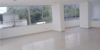 ¡El local de tus sueños te espera en Armenia!

¿Buscas el espacio perfecto para hacer crecer tu negocio? Este local comercial de dos pisos, con un área total de 267.8 m², es la oportunidad que estabas esperando.

Ubicación estratégica, diseño inteligente y espacio versátil: ¡lo tiene todo!

Nivel 1:


 Gran salón: Un espacio amplio y diáfano de 144 m² con una altura libre de 3.25 m, ideal para exhibir tus productos, crear un ambiente acogedor para tus clientes o diseñar un espacio de trabajo inspirador para tu equipo.
 Dos baños: Para mayor comodidad de tus clientes y empleados.


Sotano:


 Espacio adicional de 123 m²: Perfecto para oficinas, salas de reuniones, Bodega. Areas de descanso o cualquier otro uso que necesites.


¿Por qué este local es la elección ideal para tu negocio?


 Visibilidad inigualable: Ubicado en una zona de alto tráfico peatonal y vehicular, tu negocio destacará y atraerá a un flujo constante de clientes potenciales.
 Flexibilidad total: Los dos niveles ofrecen una distribución versátil que se adapta a las necesidades específicas de tu negocio.
 Comodidad y confort: Los baños en el nivel -1 y el espacio adicional en el nivel superior garantizan una experiencia agradable para todos.
 Entorno comercial próspero: Rodeado de otros negocios exitosos, tu empresa estará en el lugar perfecto para crecer y prosperar.


¡No dejes pasar esta oportunidad única!

Este local es ideal para una amplia variedad de negocios:


 Tiendas minoristas
 Restaurantes
 Supermercados 
 Cafeterías
 Oficinas 
 Gimnasios
 Centros de servicio
 ¡Y mucho más!


¡Contáctanos hoy mismo para programar una visita y descubrir todo el potencial que este local tiene para tu negocio!
