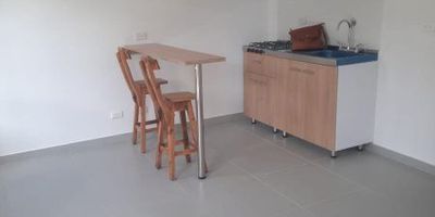 Área 55mtrs, 3 alcobas, 2 baños, sala comedor, cocina integral, calentador de agua, gas domiciliario, 2 patios, zona de ropas, primer piso.