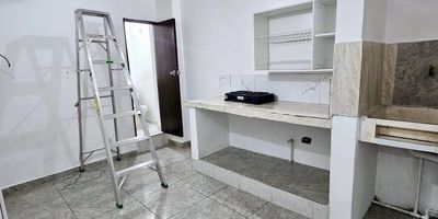 510.000 Valor con los servicios incluidos agua y luz. Apartaestudio pequeño barrio Manrique Oriental.
Totalmente terminado y pintado, cuenta con un mesanini, para dormir 
requisitos para alquilarlo, Cedula colombiana y un depósito de trecientos cincuenta mil pesos, que se devuelve cuando entregues el apto en el mismo estado que se te entrega, se admiten max una persona, al ser pequeño no se permiten animales, el contrato se hace pro 1 año.