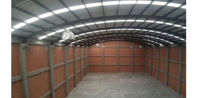 Bodega Esquinera en arriendo en Parque Industrial en Mosquera

Disponibilidad: Marzo 2025.

Diseño pensado para la máxima funcionalidad. 

Características principales:
• Área total de bodega: 1.144,69 m².
• Área de oficinas: 596,93 m² distribuidos en tres niveles.
• Altura útil: 10 m a cercha y 14 m a cumbrera.
• Resistencia del piso: 6 toneladas/m².
• Capacidad eléctrica: 45 KVA.
• Parqueaderos: 13 para vehículos livianos.
• Muelles para vehículos pesados: Uno deprimido y otro a nivel.
• Instalaciones adicionales: Baterías de baño, tanque de agua de reserva de 10.000 litros.

Beneficios del parque:
• Hotel y locales comerciales.
• Estación de servicio y parqueaderos.
• Patio de contenedores y zonas verdes.

¡Ideal para operaciones logísticas o industriales!

NOTA:  Las fotos incluidas corresponden a modelos de otras bodegas terminadas del mismo constructor.
