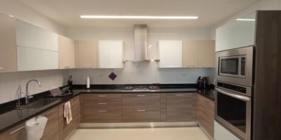 Hermoso apartamento en el sector del golf, con una vista espectacular además de una amplia sala muy bien iluminada y cuenta con 3 habitaciones y 4 baños, el edificio tiene todas las amenidades necesarias