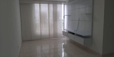 Hermoso apartamento ubicado en el sector de caribe verde con cercanía a tiendas Ara, Justo y Bueno y D1 de ambiente fresco y luz natural durante el día, el apartamento cuenta con cocina integral, todas las habitaciones cuentan con closet, aire acondicionado, cortinas, ventanal de pared a pared, pisos de cerámica, cuenta con cómodos espacios, acabados modernos y ubicación estratégica.