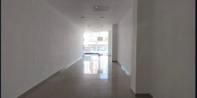 Espectacular local para arriendo ubicado al norte de la ciudad, cuenta con un área de 52.75m2, puntos de aire, baño privado  y parqueadero externo.