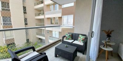 Ubicado en el sector residencial y de alta valorizacion, de LAGO ALTO, al norte de la ciudad de Barranquilla,  en moderno conjunto con todas las amenidades, cerca a los principales centros comerciales, supermercados, parques. Te presentamos este exclusivo apartamento,con area de162 mt2, Sala, comedor, estudio, balcón, baño social, moderna cocina integral abierta,  zona de labores, alcoba  y baño de servicio,  tres  habitaciones cada una con su baño, área de estudio, balcón, cocina integral, zona de labores, cuarto y baño de servicio,  le corresponderán 2 parqueaderos cubiertos, No esperes más, llamanos!!!!!