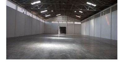 Bodega en ARRIENDO en Cartagena, cuenta con un área construida de 844 metros cuadrados, con vías de acceso al inmueble desde los puertos principales de la ciudad. Se encuentra en una zona segura por su ubicación colindante a la Escuela Naval de Manzanillo y Eduardoño.