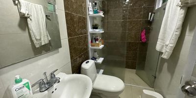 Vendo casa en el barrio san José, dividida en 2 apartamentos amplios, cada uno con 2 alcobas, baño, terrazas, servicios independiente.