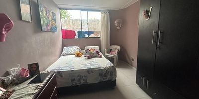 Vendo Casa en san Felipe, cuenta con 4 alcobas, 2 baños, sala, comedor, terraza, patio, ideal para construir multifamiliar, fácil acceso, cercana a rutas de buses.
