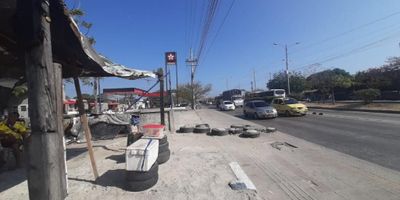 LOTE  con área disponible de 1.200 metros  en  arriendo  sobre vía principal  ideal  para  supermercados, canchas  sintéticas  deportivas, entre otros.   cuenta  con fácil acceso vehicular de todo  tipo  vehicular.