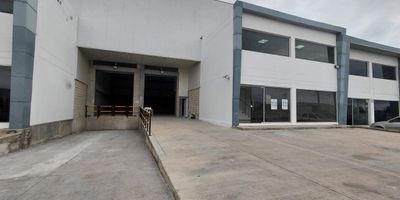 Bodega  con  área  construida 660 metros,  con una altura de 12 metros, área  cubierta de Bodega  480 mt2 y de oficina  dúplex 253 metros, en  el  segundo piso  con ventanal hacia bodega, cinco baños dos  muelles uno deprimido y uno a nivel, bahía de parqueo para cuatro  vehículos.