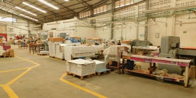 La cubierta con una altura de 10,50 metros en su cumbrera, está fabricada en material metálico, debidamente reforzado, pintado, y cumpliendo con las normas
establecidas en cuanto alturas y porcentaje de inclinación. Buen estado.