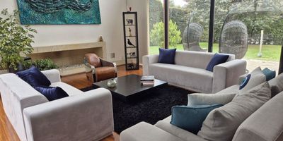 Vendo linda casa en la sabana de Bogotá, condominio Hatogrande Reservado. 4 habitaciones con baño privado. Sala. Comedor. Estar. 4 terrazas. Cocina con comedor auxiliar. BBQ. Cuarto y baño de servicio. Amplios jardines. Caldera. Depósito. Casona con salón social, capilla, sala de juegos. Piscina. Gimnasio. Turco. Canchas de tenis. Canchas de fútbol. Guarderia de perros. Vive rodeado de hermosos paisajes sin la congestión vehicular de Chía.