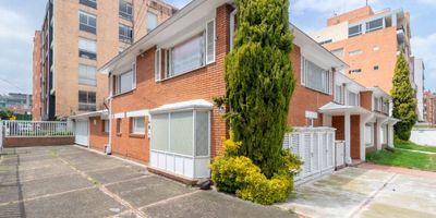 Excelente casa comercial en la exclusiva zona de Santa Barbara de 900m2 aproximadamente, ubicado en una zona estratégica, ademas de ser esquinera proporciona una excelente vitrina por su excelente ubicación hacia la calle y el sector, garantizando alta visibilidad.Esta casa comercial permite adaptarla a diversas necesidades comerciales ya que son 2 casas  unidas se destaca por su espacio amplio y flexible para oficinas, comercio o corporativos.¡ Aprovecha esta oportunidad con excelente potencial de ubicación !