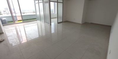 En sector exclusivo de la ciudad, se encuentra esta elegante oficina de 70 metros cuadrados, ideal para aquellos que buscan un espacio profesional y distinguido. Con una distribución inteligente que maximiza la luz natural y el espacio, este lugar ofrece un ambiente perfecto para la productividad y la creatividad. Con 1 baño y 2 parqueaderos, esta oficina es el escenario ideal para hacer realidad tus proyectos empresariales. No pierdas la oportunidad de establecer tu negocio en este exclusivo espacio. ¡Contáctanos para más información!.