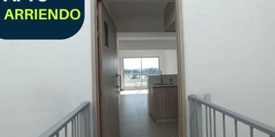 Si estás buscando un apartamento acogedor y funcional en una zona tranquila y de alta valoración, esta es tu oportunidad. Te presentamos este hermoso apartamento situado en el municipio de Marinilla, uno de los lugares más atractivos del departamento de Antioquia, con un área total de 59 M2, este apartamento te ofrece 2 cómodas habitaciones y 2 modernos baños, este apartamento es ideal para parejas o familias pequeñas que buscan un lugar acogedor para establecerse. Además, podrás disfrutar de 2 garajes, lo que te permitirá tener siempre un lugar seguro para estacionar tu vehículo.

Dentro de sus características internas, destacan la presencia de una cocina integral, gas domiciliario, una increíble vista panorámica, acceso a agua y electricidad de manera constante, una puerta de seguridad y un suelo de cerámica de alta calidad, que le dan un toque moderno y elegante al apartamento.

Con respecto a sus características externas, el apartamento se encuentra en una zona residencial, lo que te garantiza una maravillosa tranquilidad y un ambiente seguro para ti y tus seres queridos. Además, podrás recibir a tus visitantes sin problemas, ya que cuenta con parqueadero para visitantes y un salón comunal, en el que podrás realizar eventos y reuniones con tus amigos y familiares.

¡No pierdas la oportunidad de hacer de este inmueble tu nuevo hogar!

Contáctanos ahora para conocer más detalles y agendar una visita.

¡Te esperamos! 

CONGENIA INMOBILIARIA?
Administradores de sueños?
