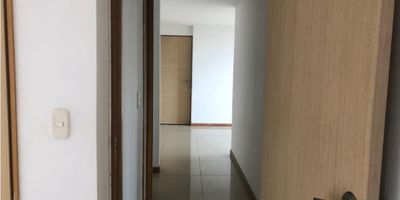 Apartamento en venta de 70 mt2, cuenta con 3 habitaciones, 2baños, sala-comedor, cocina integral, patio, balcon, parqueadero y cuarto util.
Unidad cerrada con porteria 24 horas, cuenta con piscina, turco, sauna, cancha polideportiva, juegos infantiles, parqueadero de visitantes.
