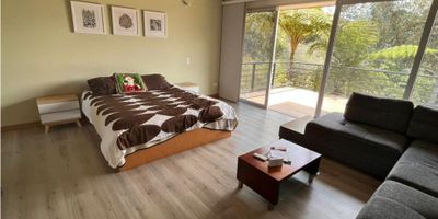 Casa campestre en parcelación, área 266 metros construidos el lote de 3.337 M2, 3 alcobas, más una de servicio 4 baños,sala de television,patio de ropas, cocina integral, zonas verdes, parqueadero para varios carros.
zona muy tranquila, unidad cerrada, Portería24 horas,
Un lugar pensado para vivir tranquilamente disfrutando de la naturaleza y teniendo el privilegio de estar cerca de la ciudad, Vías internas pavimentadas.

Se renta amoblada.
