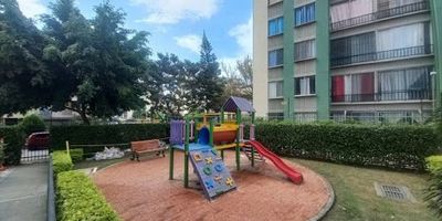 Venta de hermoso apartamento ubicado al norte de la Ciudad de Cali en el B Villas de Veracruz, estrato 4, Es un primer piso. Cuenta con sala comedor, balcón ,cocina integral, zona de oficio, baño social, sala de star o tercera habitación, estudio, 2 habitaciones la principal con baño y closet, parqueadero propio en plataforma. El conjunto cuenta con piscina, salón social, zona infantil, canchas múltiples y terraza para BBQ. Área 73mts2, Precio venta $340.000.000, Admón $306.000.
