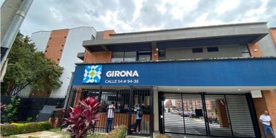 APARTAMENTO EN VENTA AL SUR DE CALI VALLE DEL LILI CR GIRONA, sector tranquilo, 70.5 metros,  dos habitaciones, principal con baño privado y vestier, estudio o tercera habitación, baño adicional, sala comedor, balcón amplio con vista externa, cocina integral, bien iluminado y ventilado, zona de oficios, parqueadero comunitario, SIN ASCENSOR,  piscina para adultos, piscina para niños, juegos infantiles. Cod. 8482872 CALLE 54 # 94-35 CR GIRONA.
